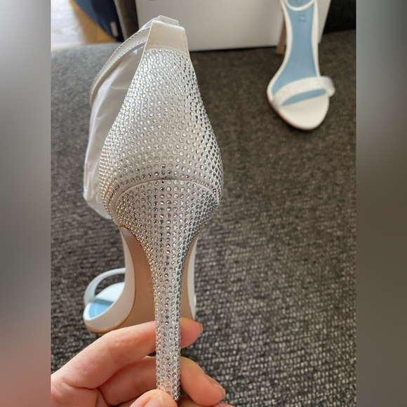 Brand new Schutz white shoes, size 7.5. Retail $250 - Picture 3 of 5